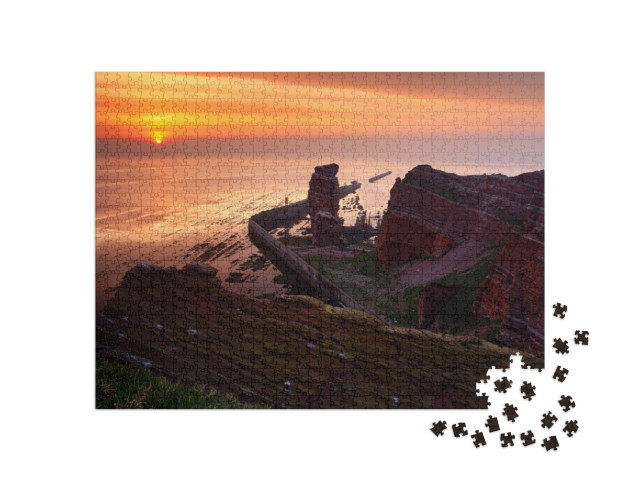 Puzzle 1000 Teile „Sonnenuntergang an der felsigen Küste von Helgoland, Deutschland“