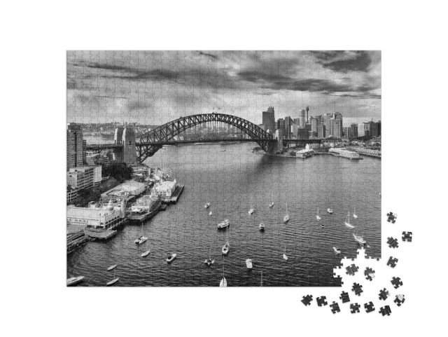 Puzzle 1000 Teile „Sydney, im Mittelpunkt die Harbour Bridge, schwarz-weiß“