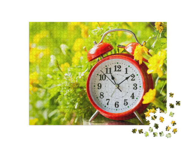 Puzzle 1000 Teile „Roter Wecker im Vintage-Stil in einem Garten mit gelben Blüten“