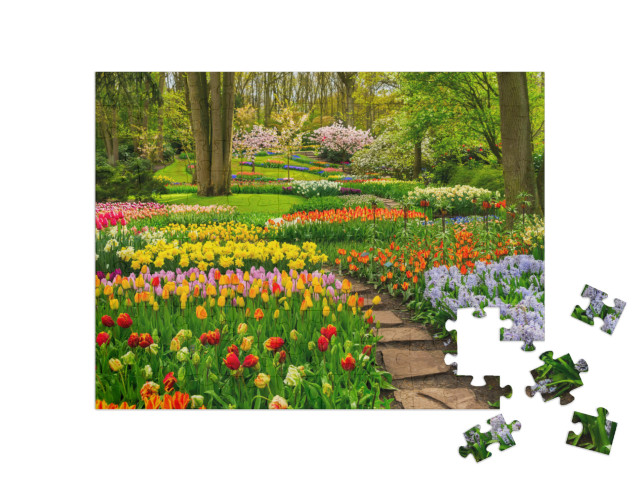 Puzzle 100 Teile „Bunter Tulpengarten unter Bäumen“