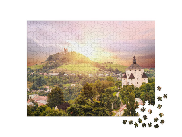 Puzzle 1000 Teile „Alte slowakische Bergbaustadt Banska Stiavnica in der Abenddämmerung“