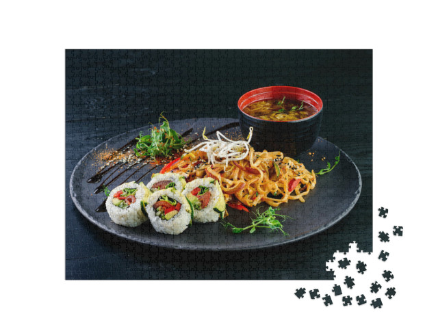 Puzzle 1000 Teile „Asiatisches Essen mit Nudeln, Huhn und Sushi“