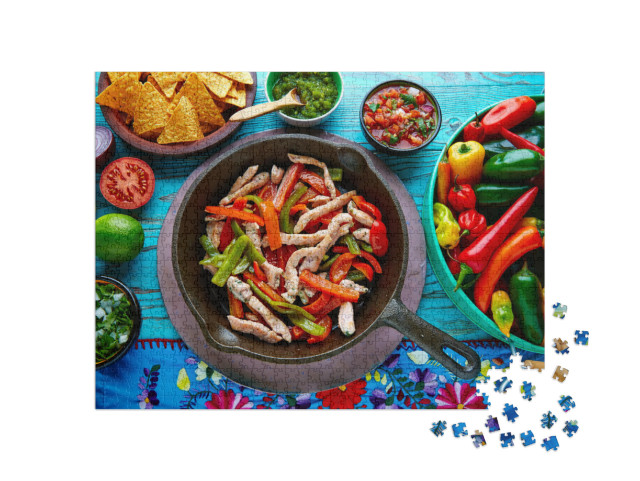 Puzzle 1000 Teile „Hähnchen-Fajitas in der Pfanne mit Soßen, Chili und Beilagen“