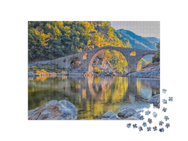 Puzzle 1000 Teile „Alte Steinbrücke bei Ardino im Herbst, Bulgarien“