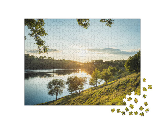 Puzzle 1000 Teile „Abendstimmung am Weinfelder Maar in der Eifel, Deutschland“