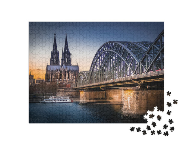 Puzzle 1000 Teile „UNESCO-Weltkulturerbe: Kölner Dom, im Vordergrund die Hohenzollernbrücke“