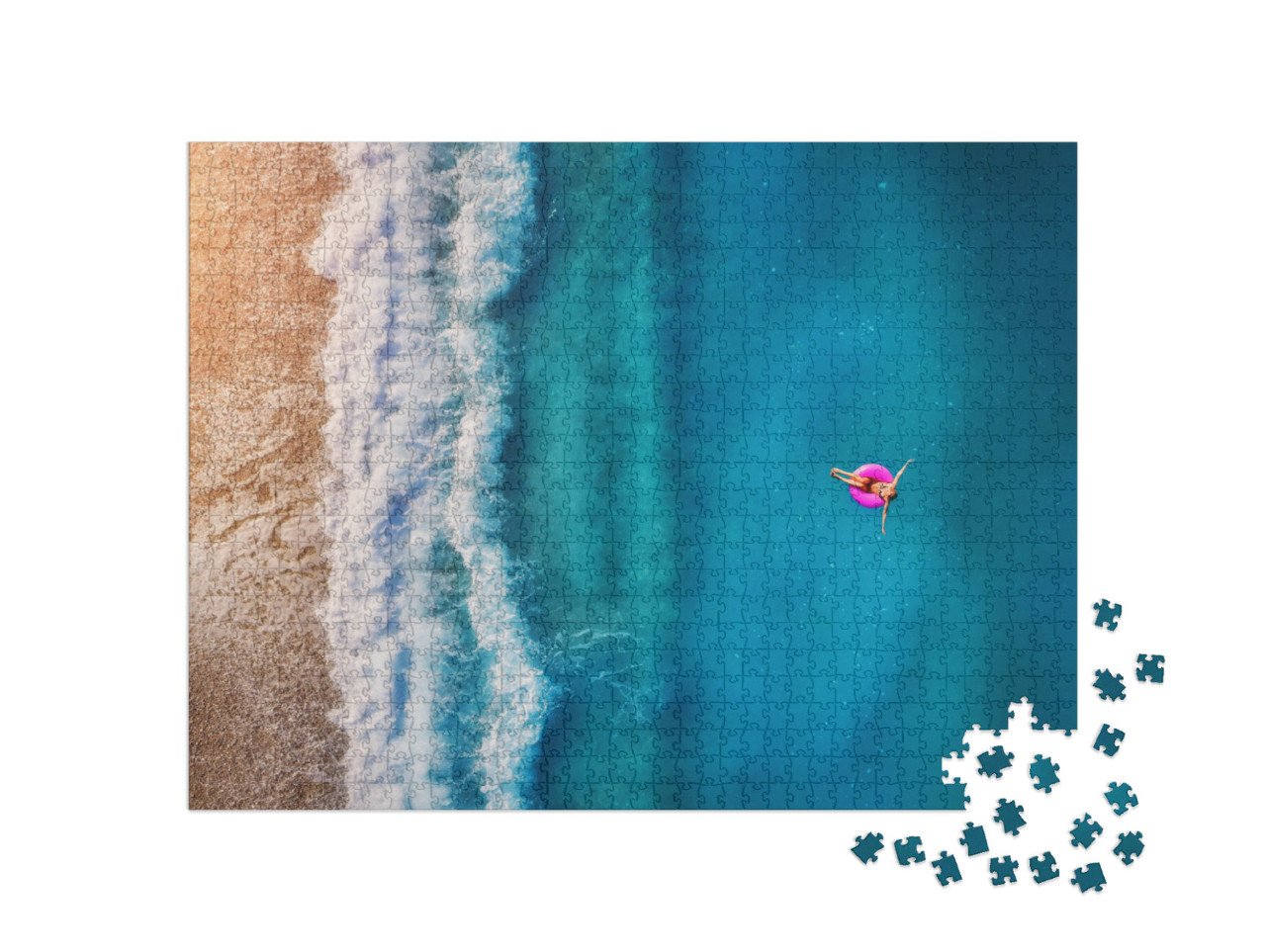 Puzzle 1000 Teile „Luftaufnahme einer jungen Frau auf einem rosa Schwimmring im Meer in Oludeniz“