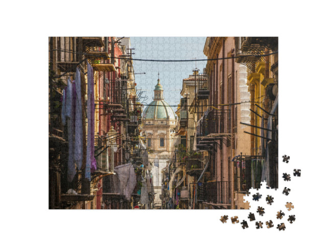Puzzle 1000 Teile „Blick durch enge Gassen: Kirche von San Matteo im Herzen von Palermo, Italien“