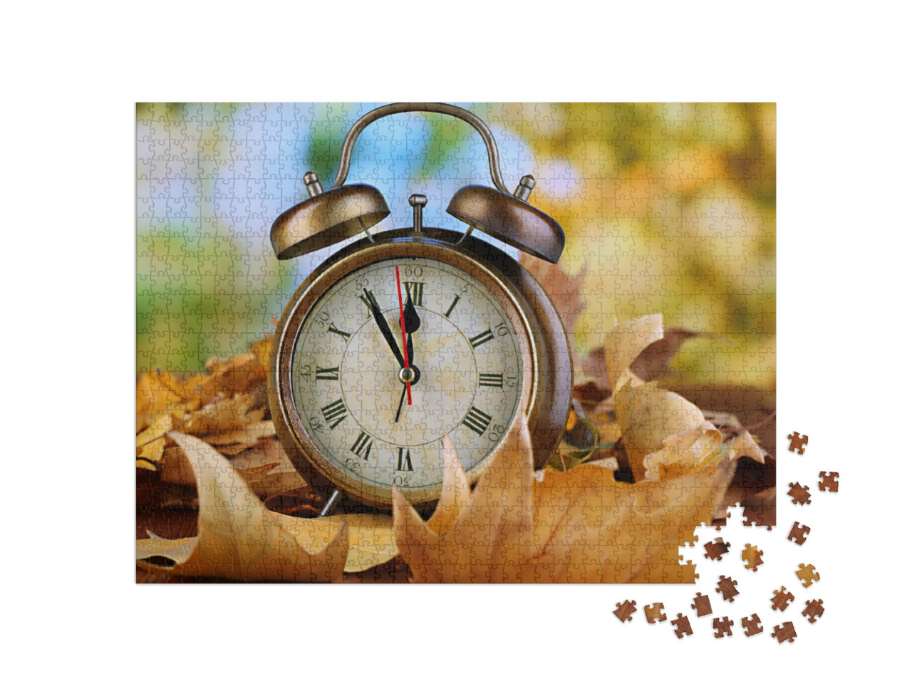 Puzzle 1000 Teile „Alte Uhr auf Blättern im Herbst, Wecker auf Holztisch“