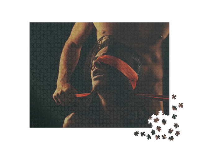 Puzzle 1000 Teile „Leidenschaftliches Paar beim erotischen Spiel mit Augenbinde“