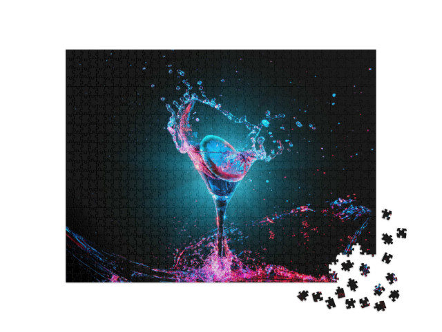 Puzzle 1000 Teile „Cocktail im Glas mit Spritzern und Zitrone auf dunklem Hintergrund“
