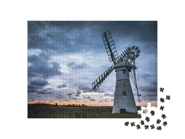 Puzzle 1000 Teile „Eine Mühle auf einem Feld vor dem Hintergrund des Sonnenuntergangs“