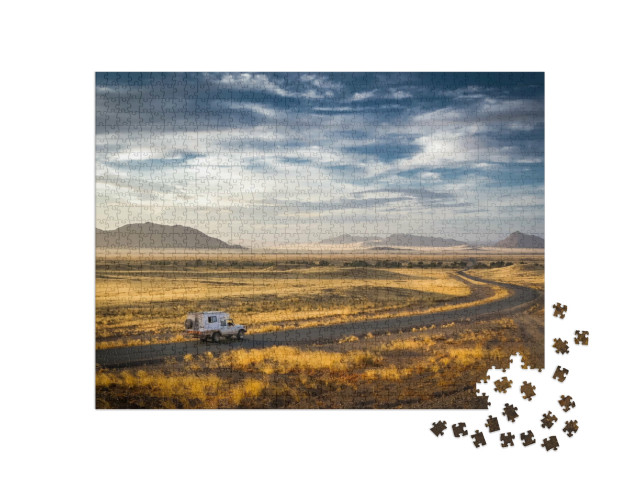 Puzzle 1000 Teile „Frühmorgens auf dem Weg zu den Sanddünen von Sossusvlei und Dead Vlei, Namibia.“