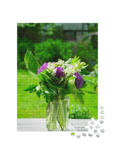 Puzzle 1000 Teile „Weiß-violettes Blumenarrangement: Allium, Maiglöckchen und Pfingstrosen, Frühling“