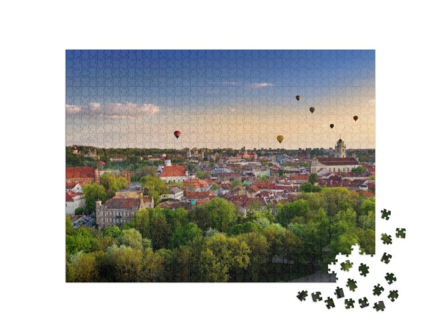 Puzzle 1000 Teile „Sommerpanorama der Altstadt von Vilnius mit bunten Heißluftballons“