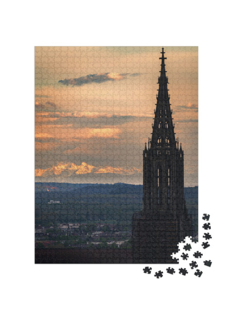 Puzzle 1000 Teile „Ulmer Münster, Sonnenuntergang, Panorama Bergkette“