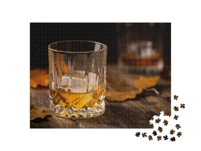 Puzzle 1000 Teile „Glas Scotch, Whiskey und Eis auf hölzernem Hintergrund mit Herbstblättern“