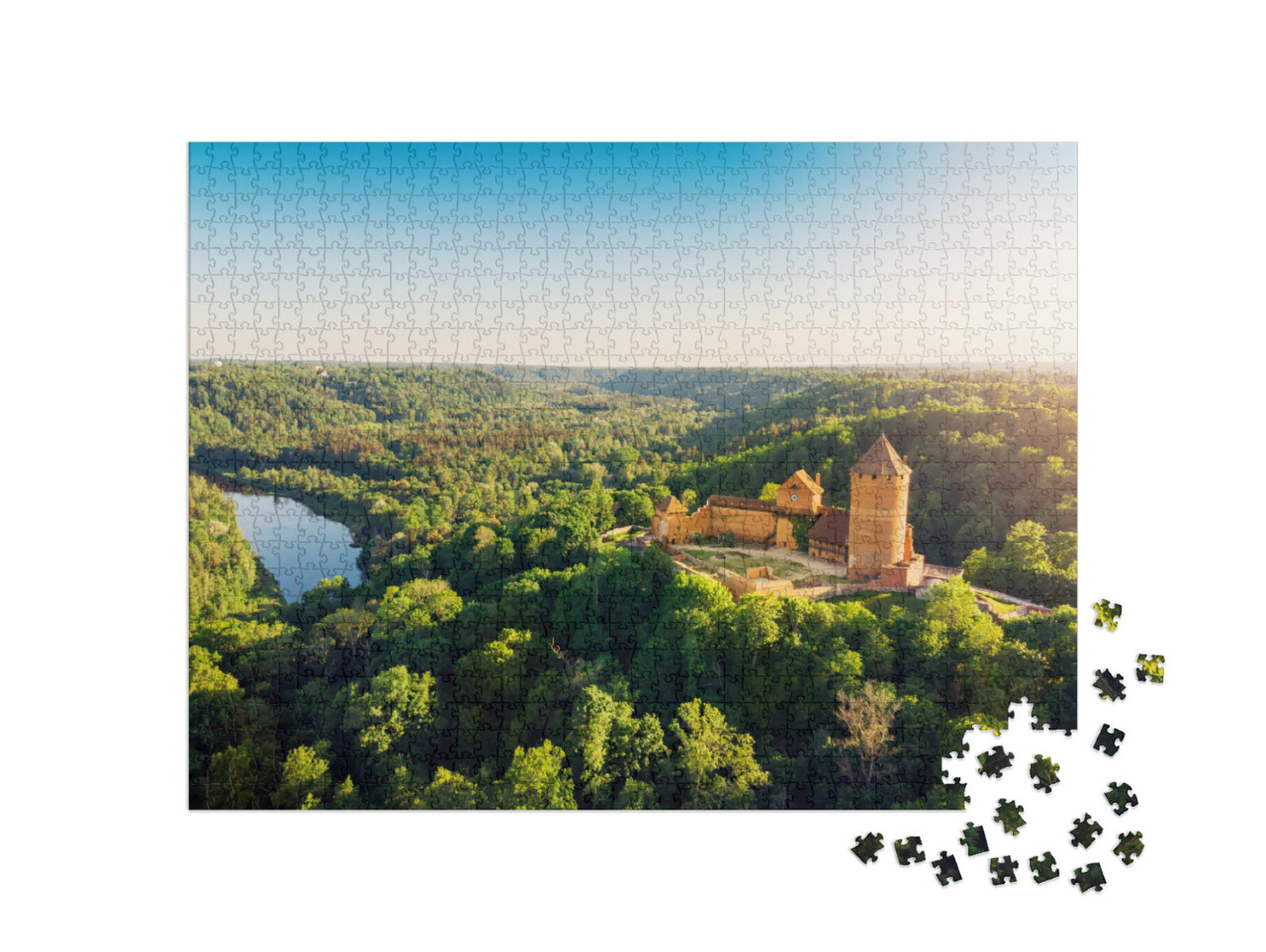 Puzzle 1000 Teile „Blick aus der Luft auf die Burg Turaida und den Fluss Gauja, Lettland“