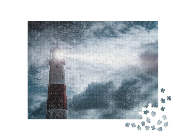 Puzzle 1000 Teile „Rot-weißer Leuchtturm im nächtlichen Regen bei rauher See“