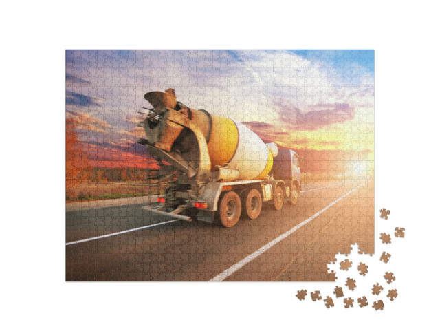 Puzzle 1000 Teile „Betonmischer auf der Straße im Sonnenuntergang“
